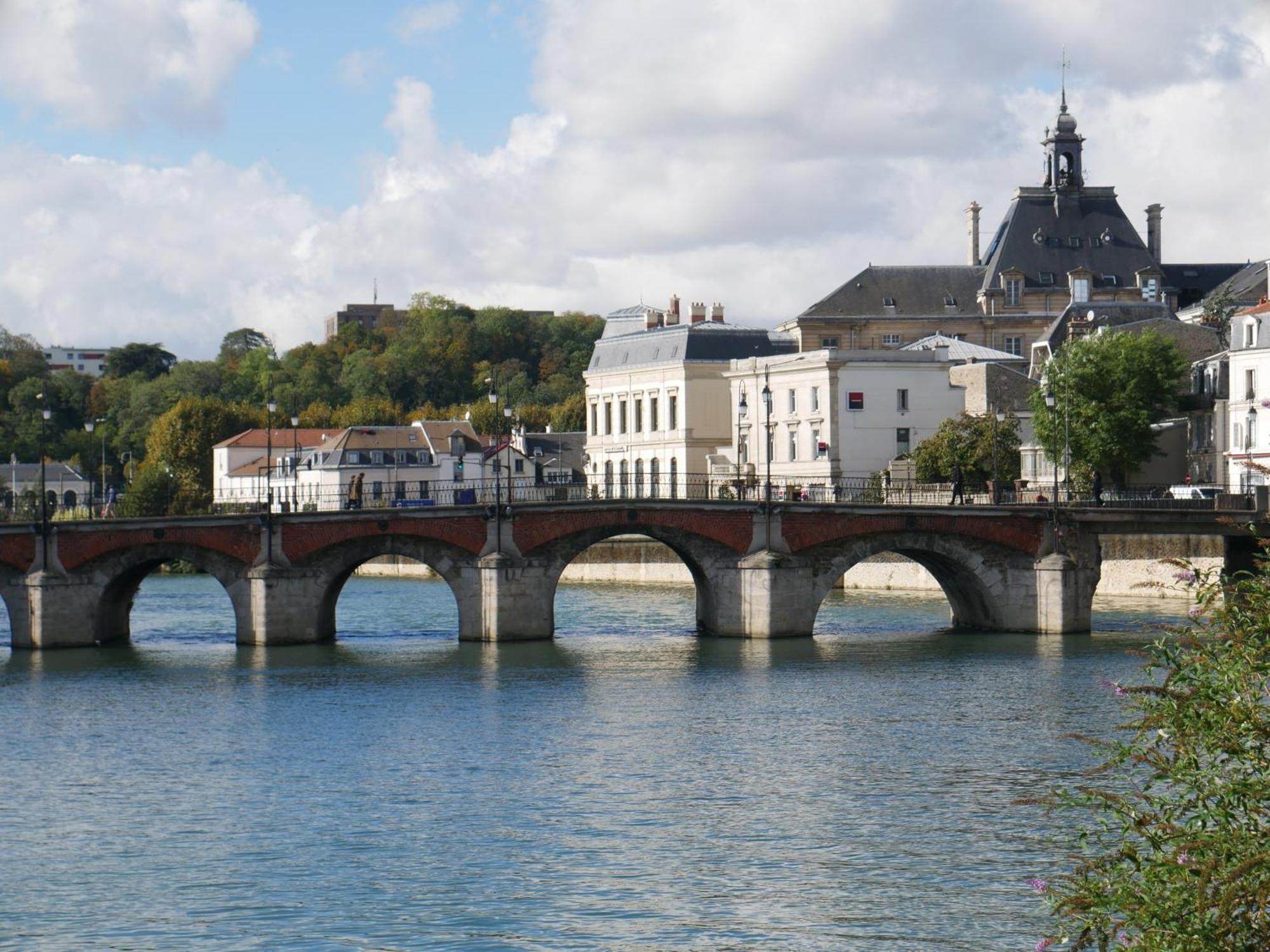 Spicy - Sejour Insolite Sur La Marne 莫城 外观 照片